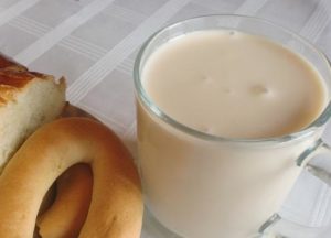 Пряжене молоко, заквашене на сметані