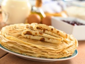 Випікання млинців на згущеному молоці