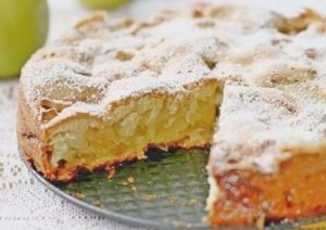 Яблучна шарлотка на згущеному молоці