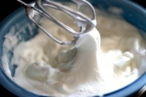 Цікаве питання – як збити сметану з цукром?