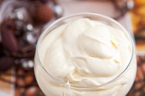 Як самостійно зробити домашню сметану з вершків