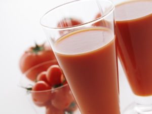 Томатний сік зі сметаною: користь і шкода