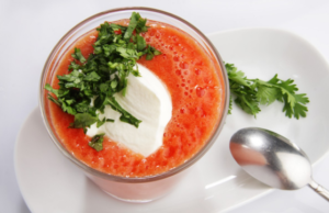 Томатний сік зі сметаною: користь і шкода