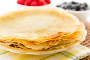 Випікання млинців на згущеному молоці Випікання млинців на згущеному молоці