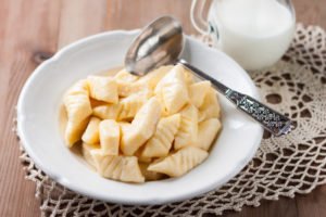 Що можна приготувати з сиру, сметани, яєць, борошна і цукру