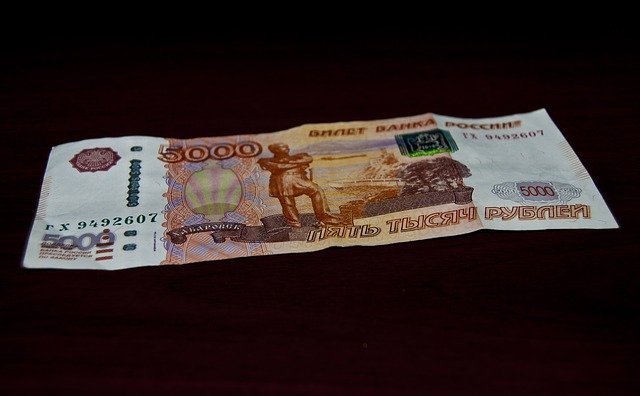 Використання магічних замовлянь у повню для залучення грошей