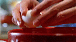 До чого сниться сон, в якому бачиш сирі розбиті курячі яйця — тлумачення сну по сонникам 40