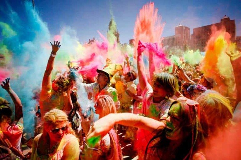 До чого сниться свято: приснилося торжество, де багато людей, захід на вулиці