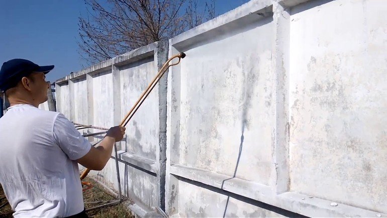 До чого сниться забір уві сні: залізний або деревяний, перелазити або ламати, вкрасти або будувати новий