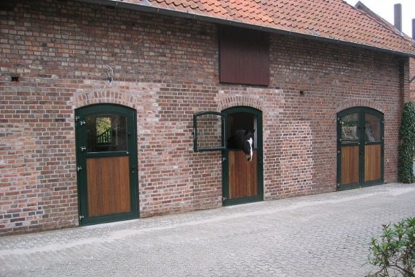 Стайня для коней: проектування і будівництво своїми руками