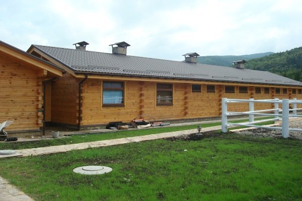 Стайня для коней: проектування і будівництво своїми руками