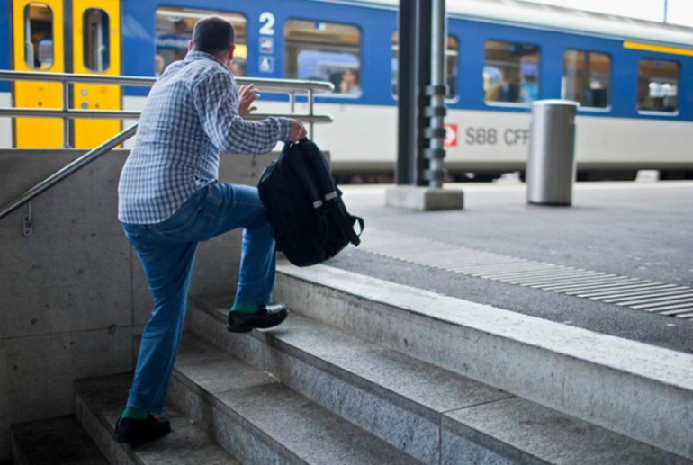 Спізнюватися уві сні: тлумачення сонників, сюжет сниться чоловікові або жінці, запізнення на роботу або захід
