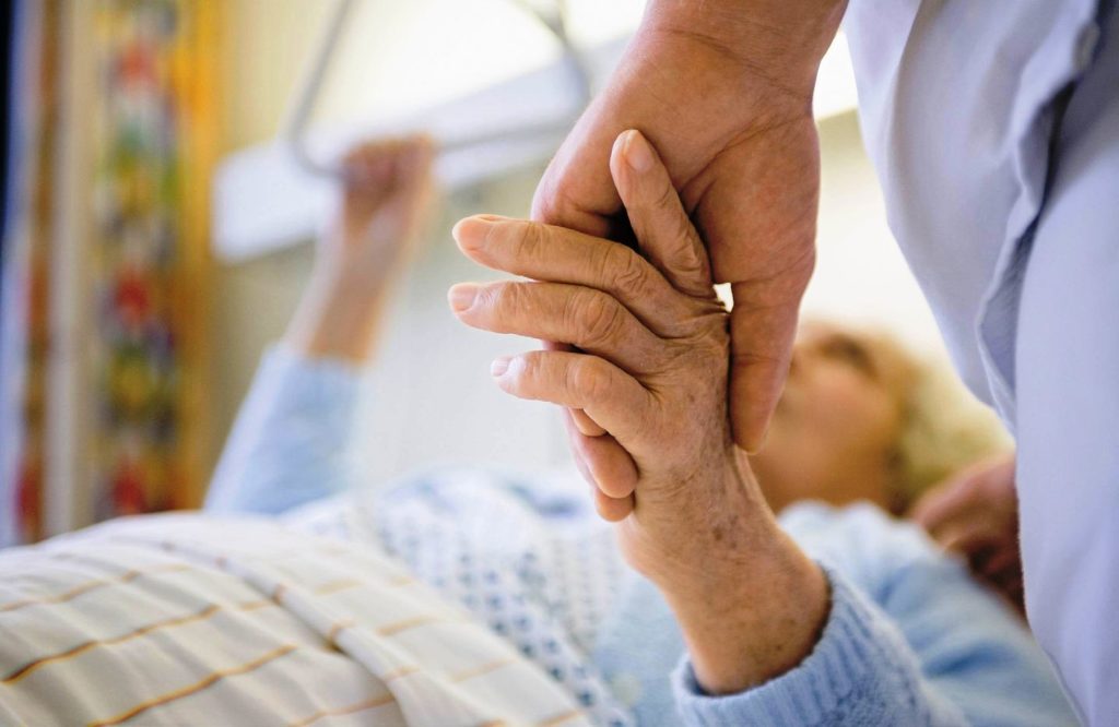 До чого свербить ліве око: по дням тижня, а також у різний час