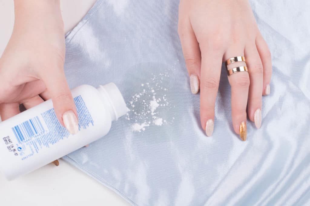 Як вивести плями з одягу від тонального крему   універсальні лайфхаки