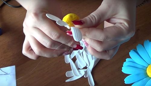 Квіти з фоамирана своїми руками: покрокова фото інструкція з описом Квіти з фоамирана своїми руками: покрокова фото інструкція з описом