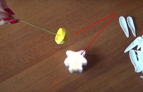 Квіти з фоамирана своїми руками: покрокова фото інструкція з описом Квіти з фоамирана своїми руками: покрокова фото інструкція з описом