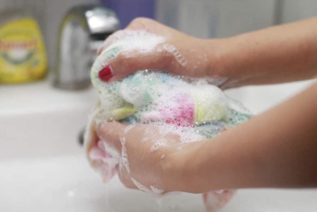 Як вивести плями з одягу від тонального крему   універсальні лайфхаки