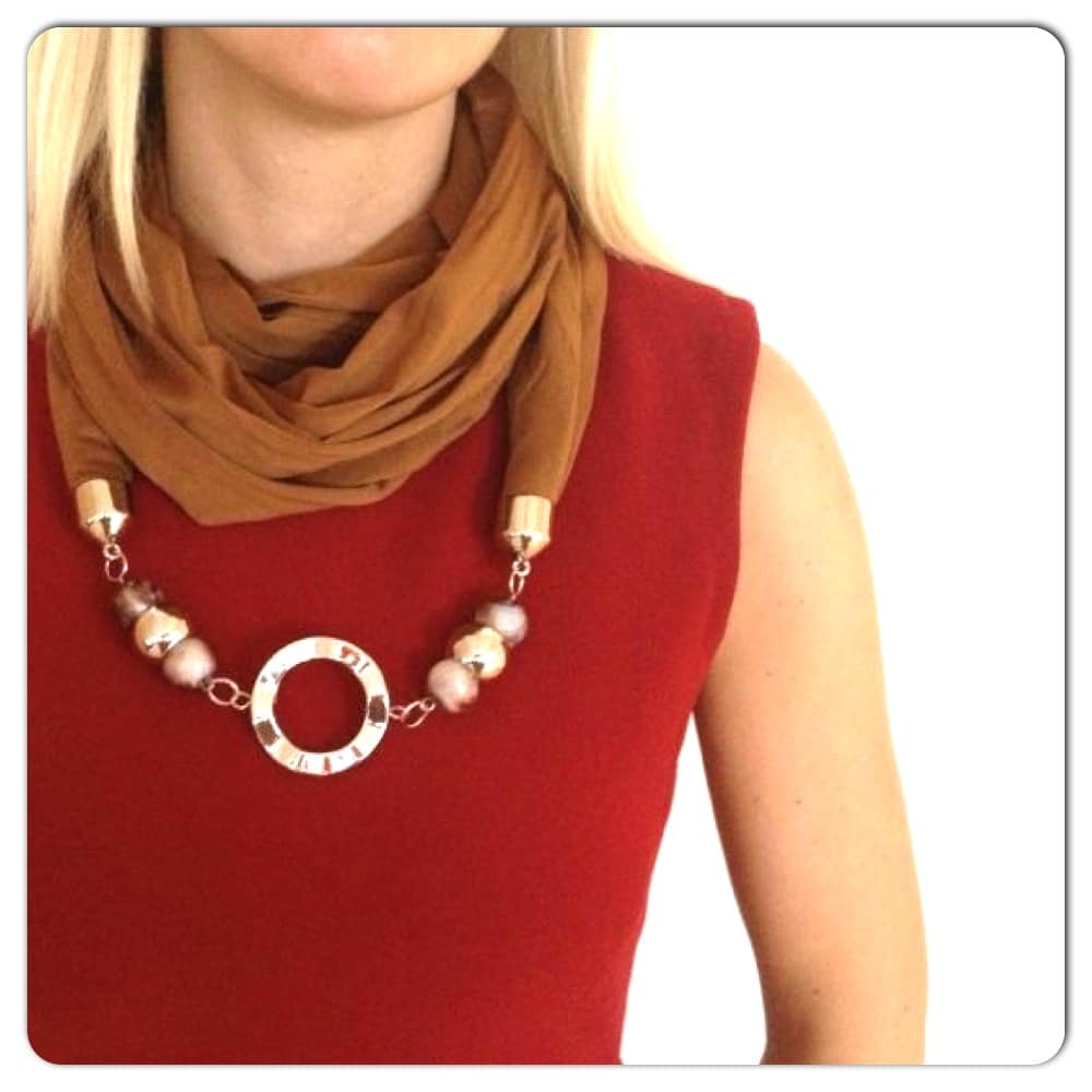 Як красиво завязати шарф на сукню, футболку або куртку (50 фото) Як красиво завязати шарф на сукню, футболку або куртку (50 фото)