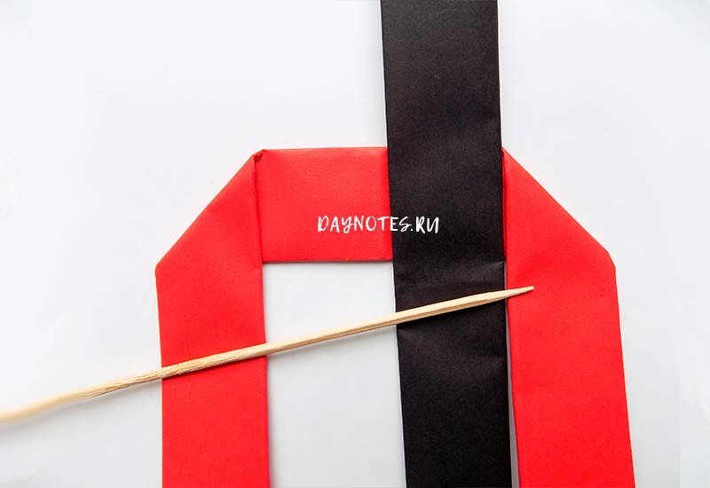 Як зробити пістолет з паперу, який стріляє гумками і папером Як зробити пістолет з паперу, який стріляє гумками і папером