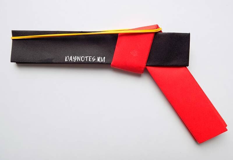 Як зробити пістолет з паперу, який стріляє гумками і папером Як зробити пістолет з паперу, який стріляє гумками і папером
