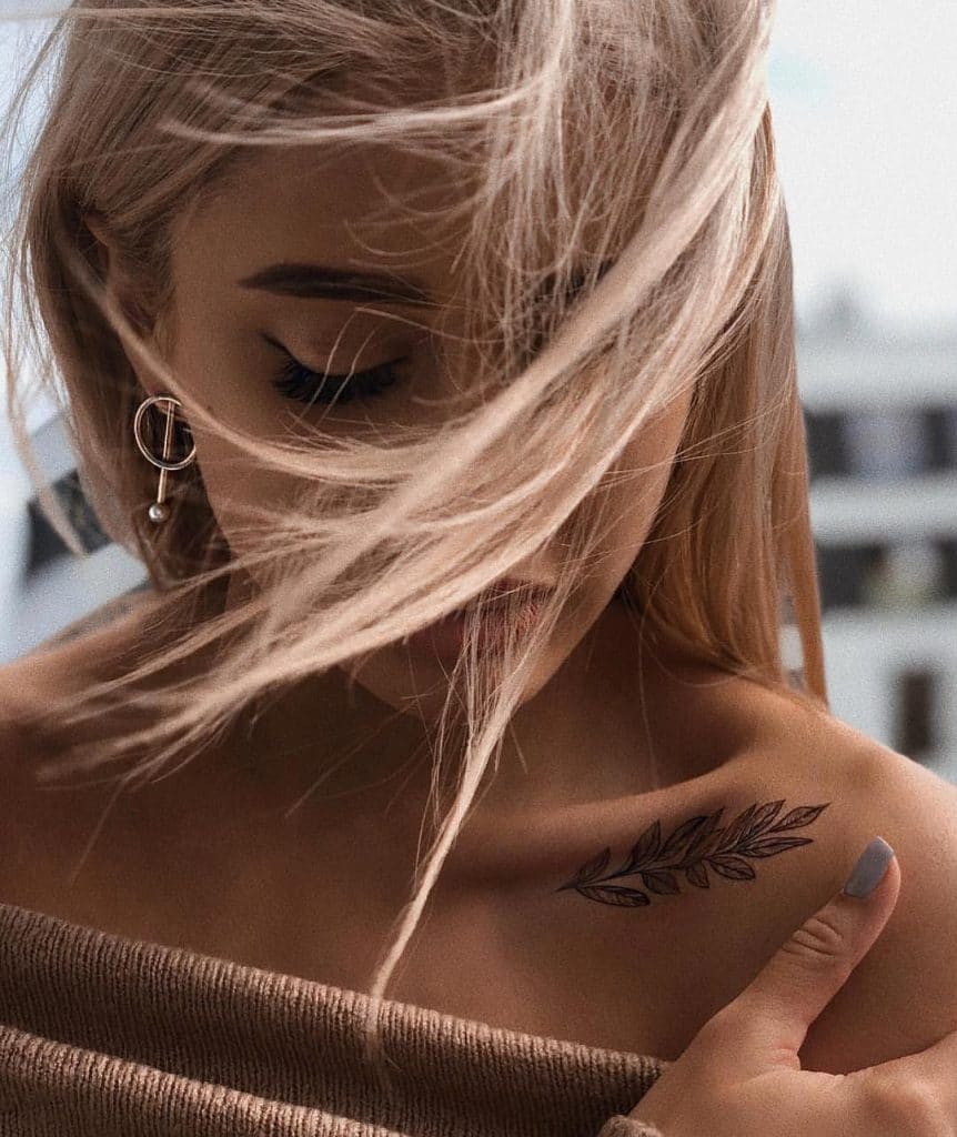 Жіночі тату на ключиці цікаві ідеї (70 фото) Жіночі тату на ключиці цікаві ідеї (70 фото)