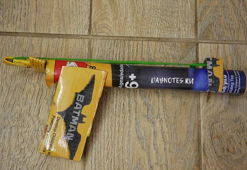 Як зробити пістолет з паперу, який стріляє гумками і папером Як зробити пістолет з паперу, який стріляє гумками і папером