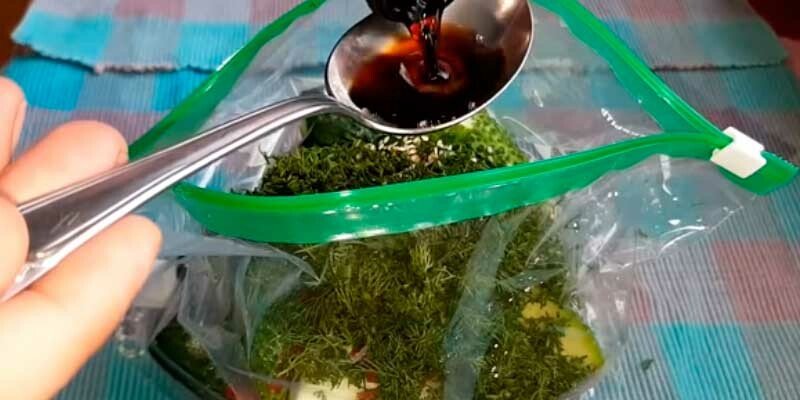 Малосольні огірки в пакет з кропом і часником — швидкі рецепти за 5 хвилин