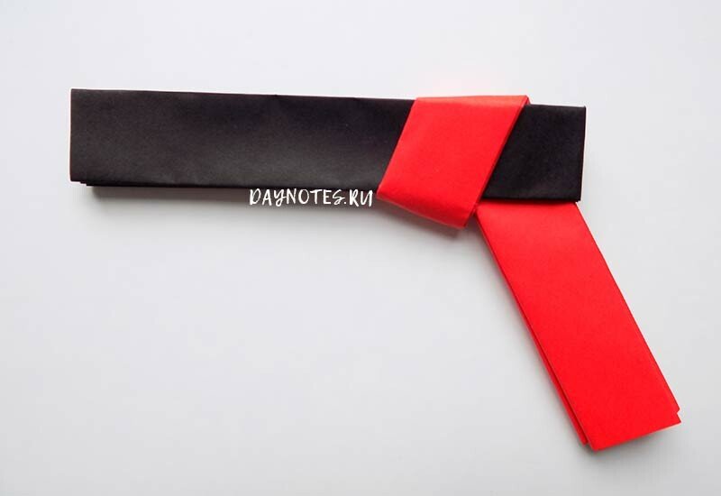 Як зробити пістолет з паперу, який стріляє гумками і папером Як зробити пістолет з паперу, який стріляє гумками і папером