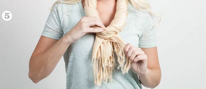 Як красиво завязати шарф на сукню, футболку або куртку (50 фото) Як красиво завязати шарф на сукню, футболку або куртку (50 фото)
