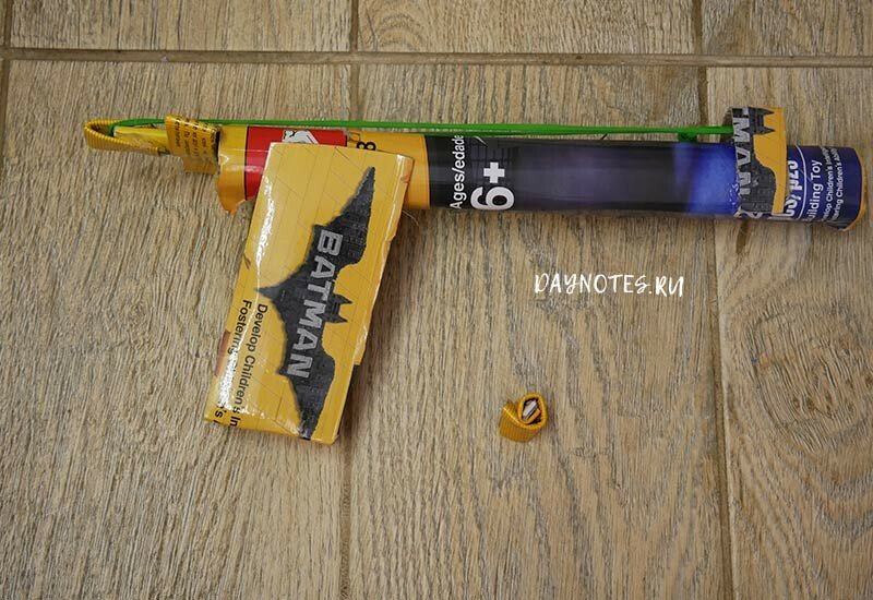 Як зробити пістолет з паперу, який стріляє гумками і папером Як зробити пістолет з паперу, який стріляє гумками і папером