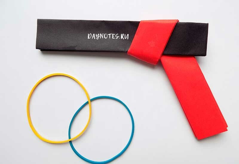 Як зробити пістолет з паперу, який стріляє гумками і папером Як зробити пістолет з паперу, який стріляє гумками і папером