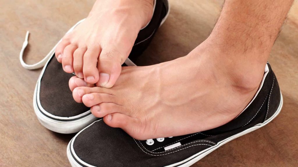 Як прибрати запах поту із взуття?