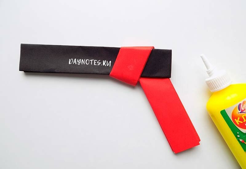 Як зробити пістолет з паперу, який стріляє гумками і папером Як зробити пістолет з паперу, який стріляє гумками і папером