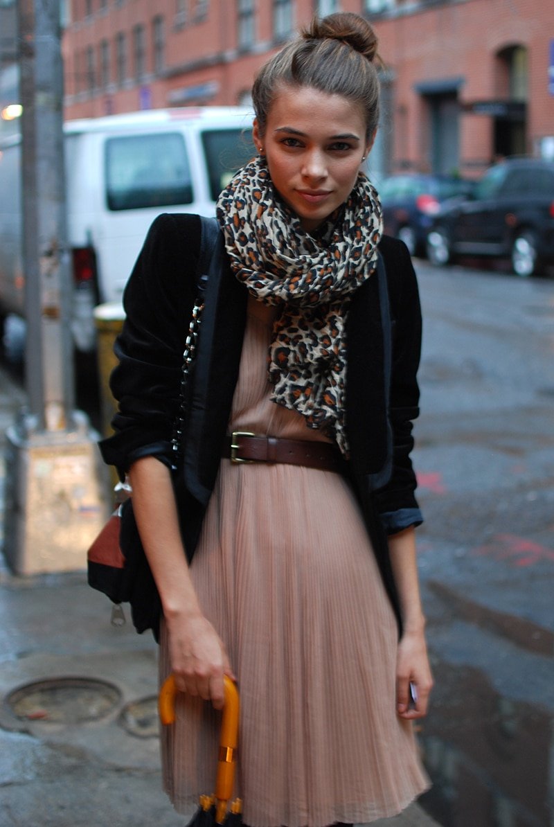 Як красиво завязати шарф на сукню, футболку або куртку (50 фото) Як красиво завязати шарф на сукню, футболку або куртку (50 фото)