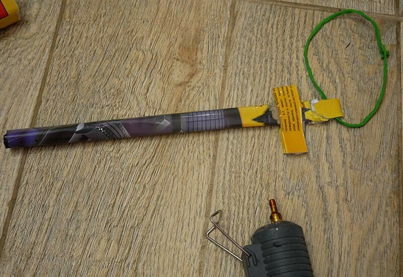 Як зробити пістолет з паперу, який стріляє гумками і папером Як зробити пістолет з паперу, який стріляє гумками і папером