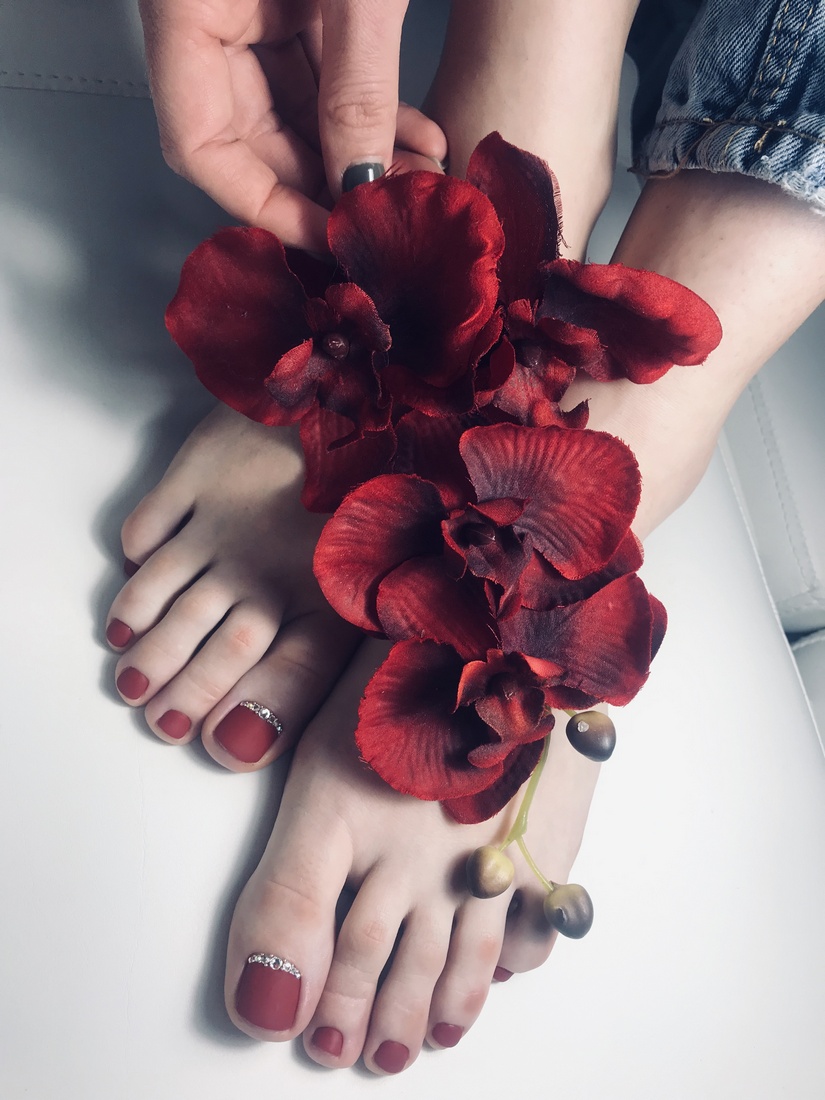 Модний зимовий педикюр 2020 року.Що буде у тренді цієї зими (101 фото) Модний зимовий педикюр 2020 року.Що буде у тренді цієї зими (101 фото)