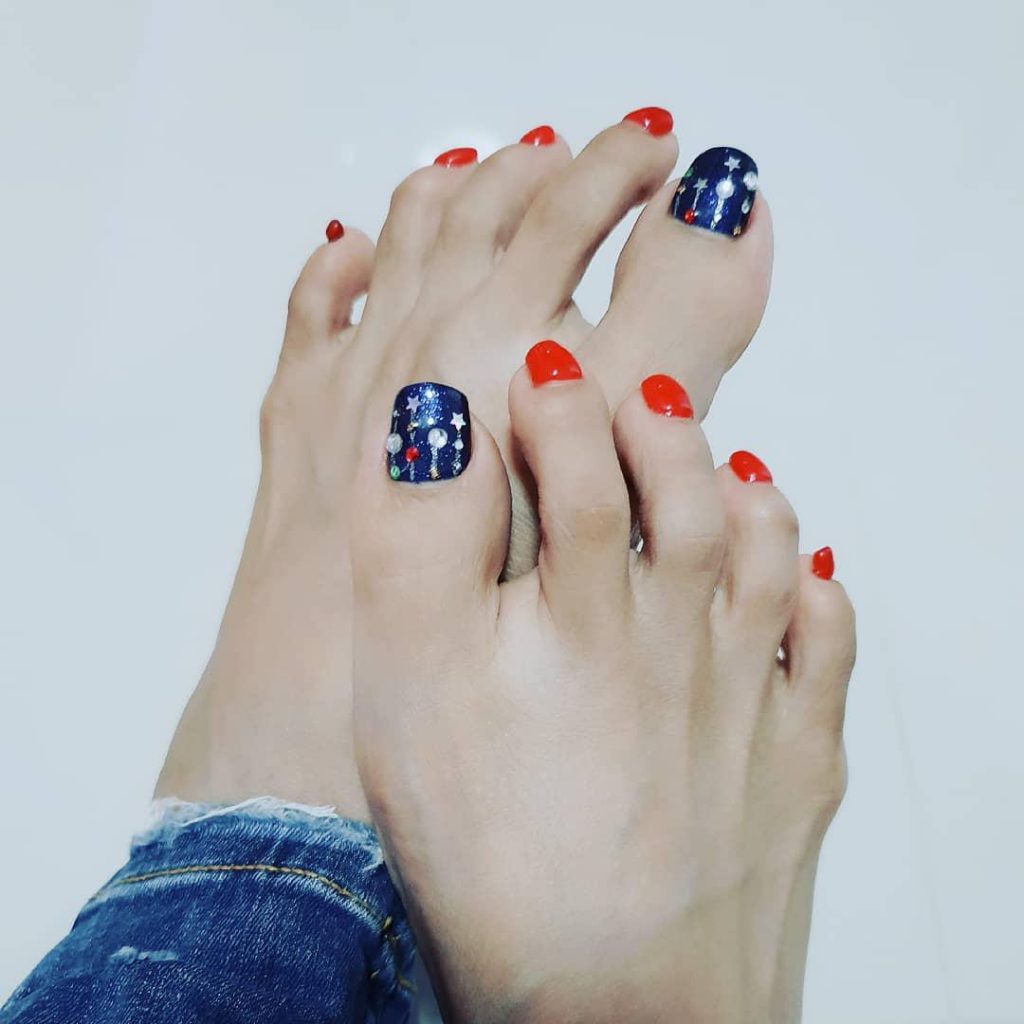 Модний зимовий педикюр 2020 року.Що буде у тренді цієї зими (101 фото) Модний зимовий педикюр 2020 року.Що буде у тренді цієї зими (101 фото)