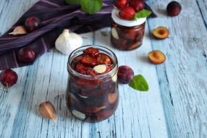 Мариновані сливи з часником на зиму — заготівля, від якої ви будете в захваті