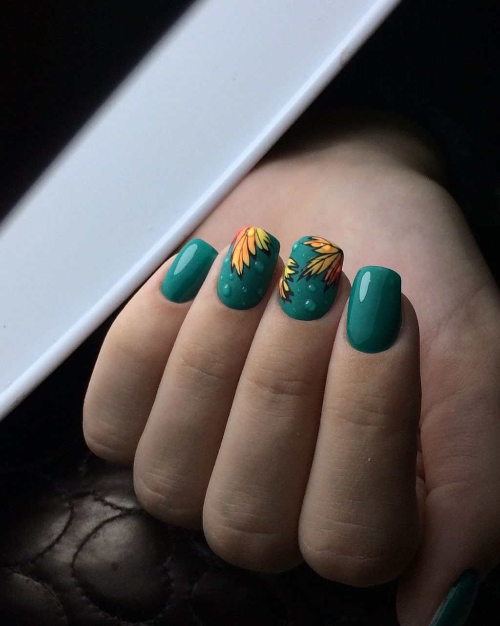 Модний осінній манікюр 2020. Головні тренди річного манікюру (87 фото) Модний осінній манікюр 2020. Головні тренди річного манікюру (87 фото)