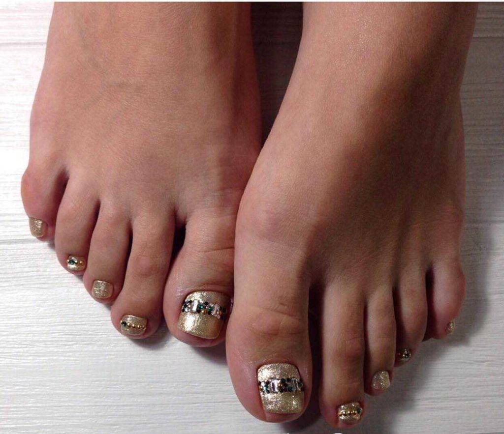 Модний зимовий педикюр 2020 року.Що буде у тренді цієї зими (101 фото) Модний зимовий педикюр 2020 року.Що буде у тренді цієї зими (101 фото)