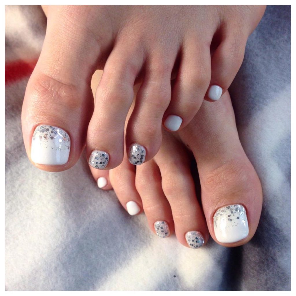 Модний зимовий педикюр 2020 року.Що буде у тренді цієї зими (101 фото) Модний зимовий педикюр 2020 року.Що буде у тренді цієї зими (101 фото)