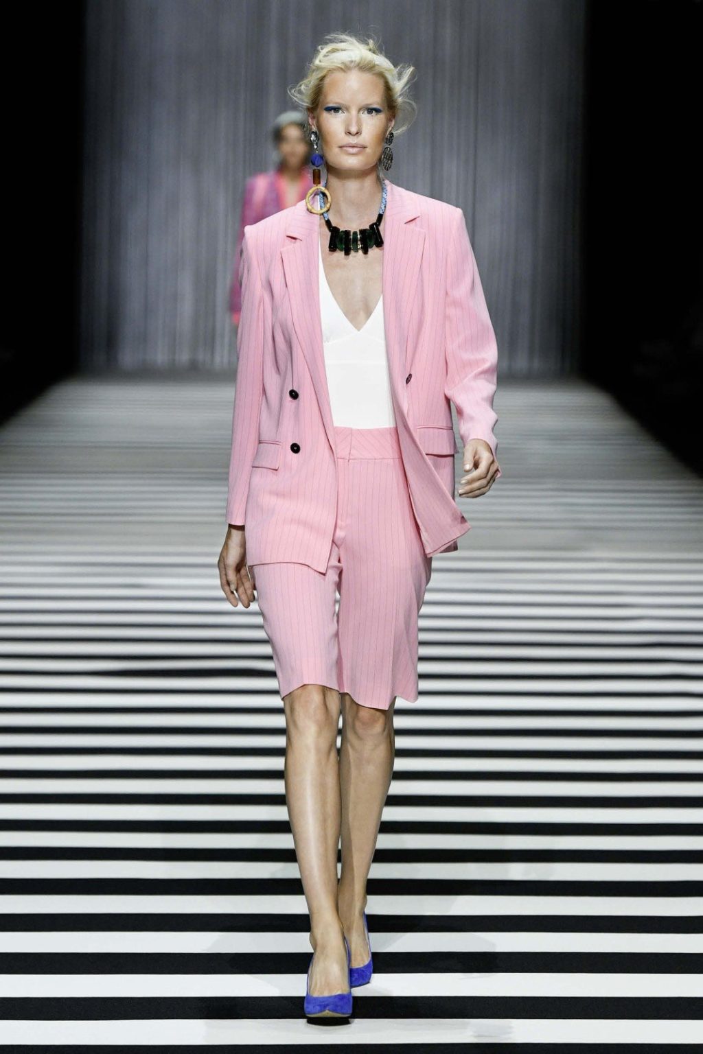 Модні тренди та новинки весни 2020. Що носити майбутньої навесні 2020? (82 фото) Модні тренди та новинки весни 2020. Що носити майбутньої навесні 2020? (82 фото)