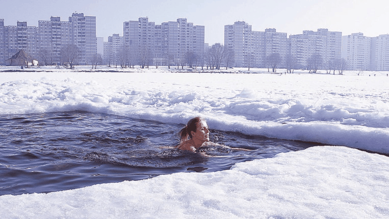 До чого сниться плавати в холодній воді — 41 значення сну