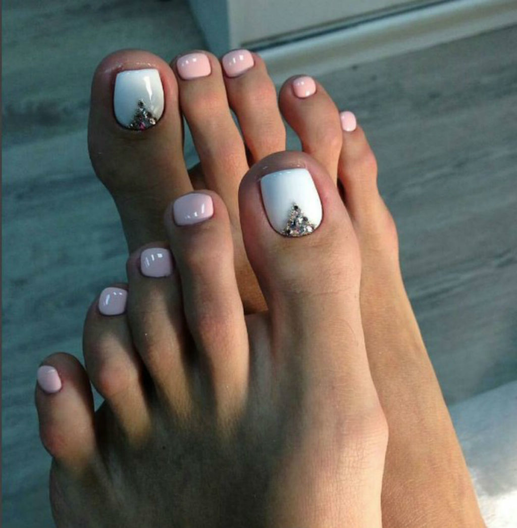 Модний зимовий педикюр 2020 року.Що буде у тренді цієї зими (101 фото) Модний зимовий педикюр 2020 року.Що буде у тренді цієї зими (101 фото)