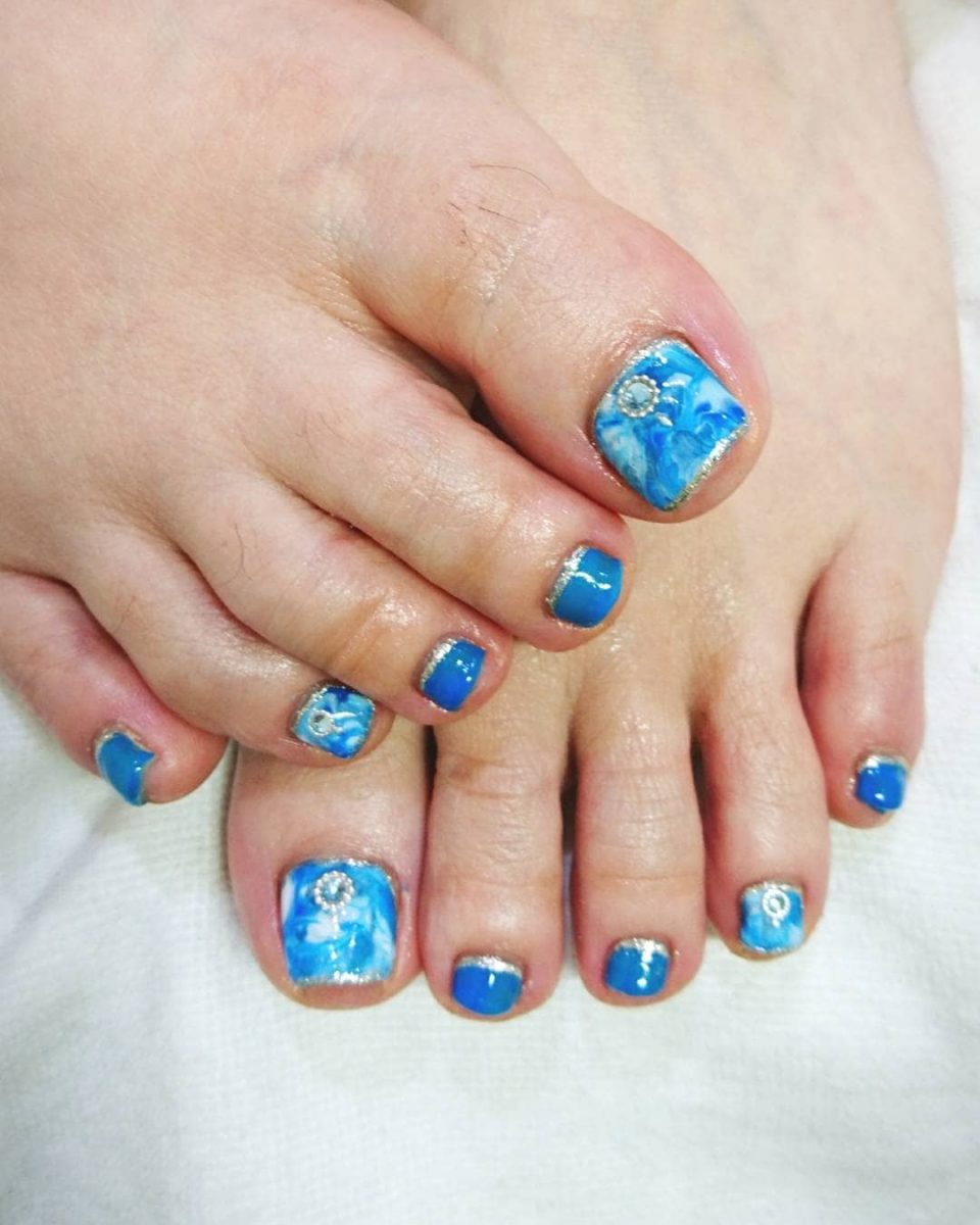 Модний зимовий педикюр 2020 року.Що буде у тренді цієї зими (101 фото) Модний зимовий педикюр 2020 року.Що буде у тренді цієї зими (101 фото)