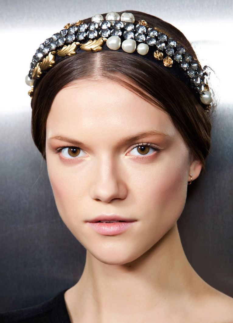 Модні стрижки та зачіски зими 2020 (85 фото) Модні стрижки та зачіски зими 2020 (85 фото)