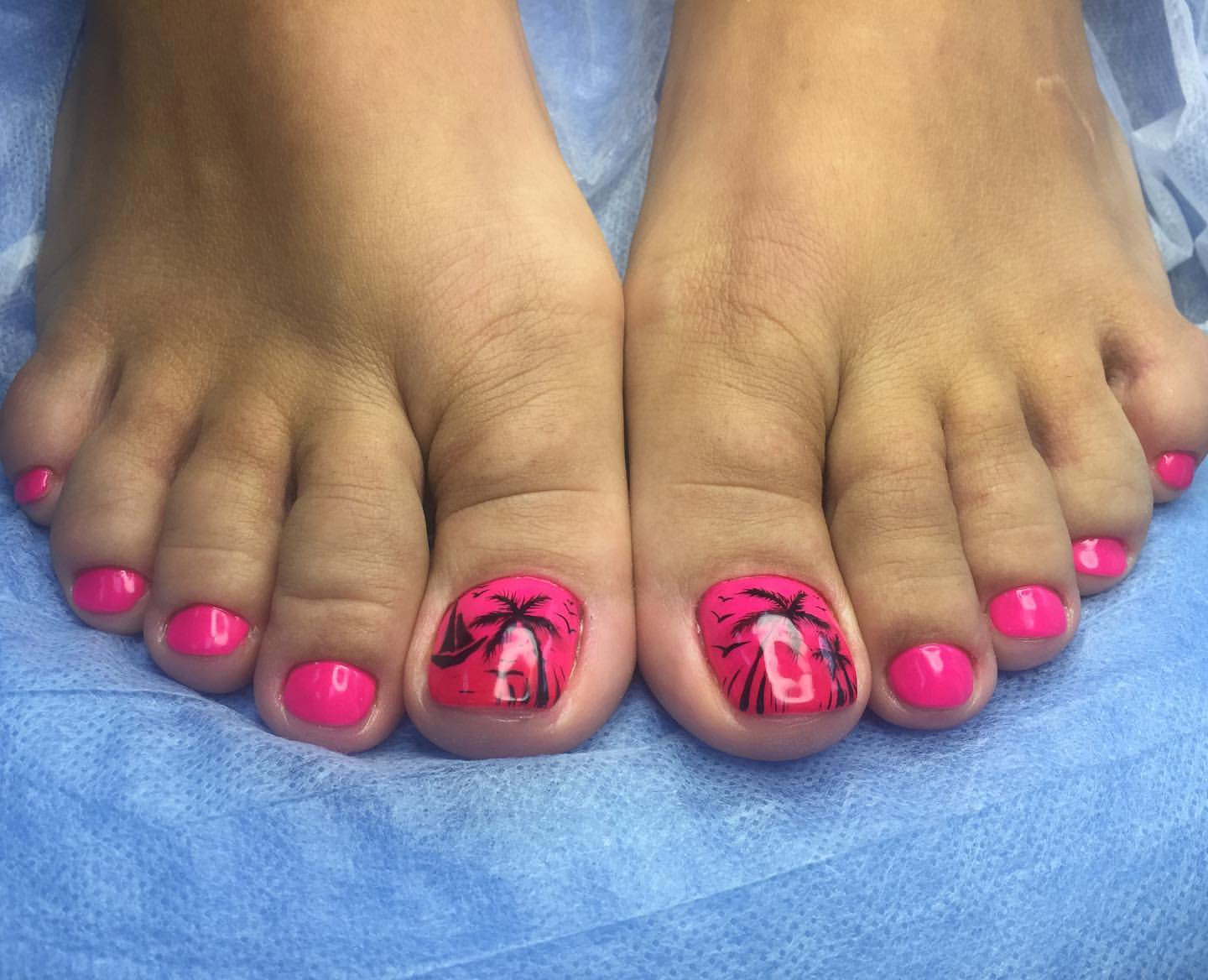 Яскравий літній педикюр 2020 року:модні тренди та новинки (102 фото) Яскравий літній педикюр 2020 року:модні тренди та новинки (102 фото)