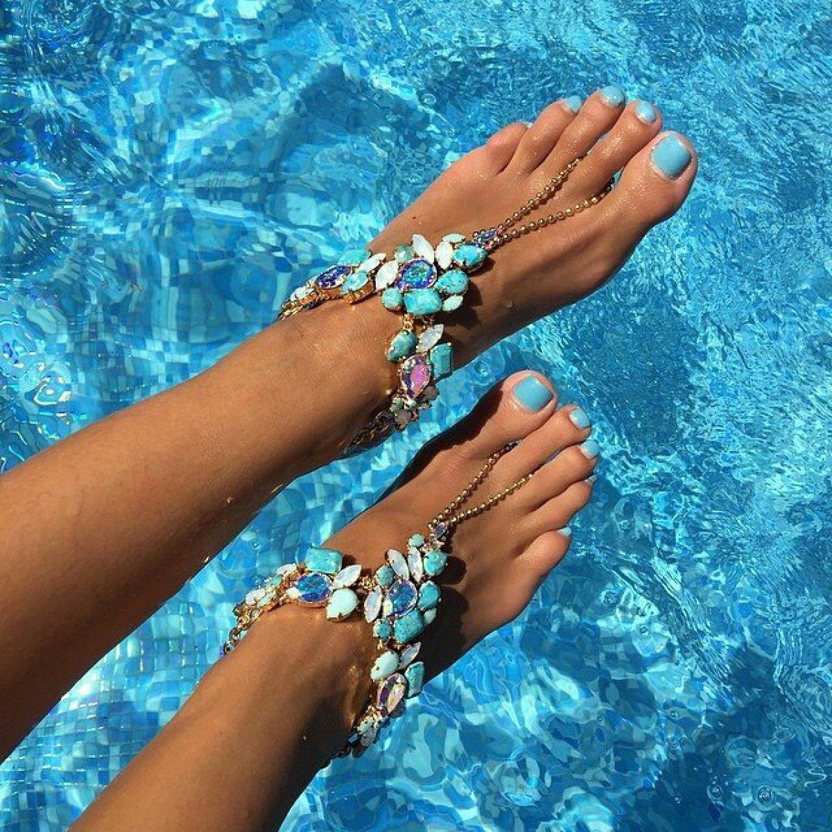 Яскравий літній педикюр 2020 року:модні тренди та новинки (102 фото) Яскравий літній педикюр 2020 року:модні тренди та новинки (102 фото)