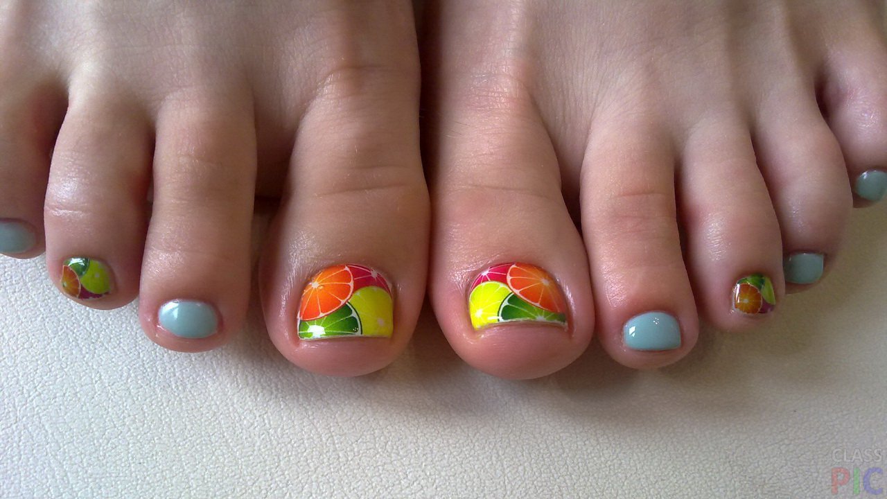 Яскравий літній педикюр 2020 року:модні тренди та новинки (102 фото) Яскравий літній педикюр 2020 року:модні тренди та новинки (102 фото)