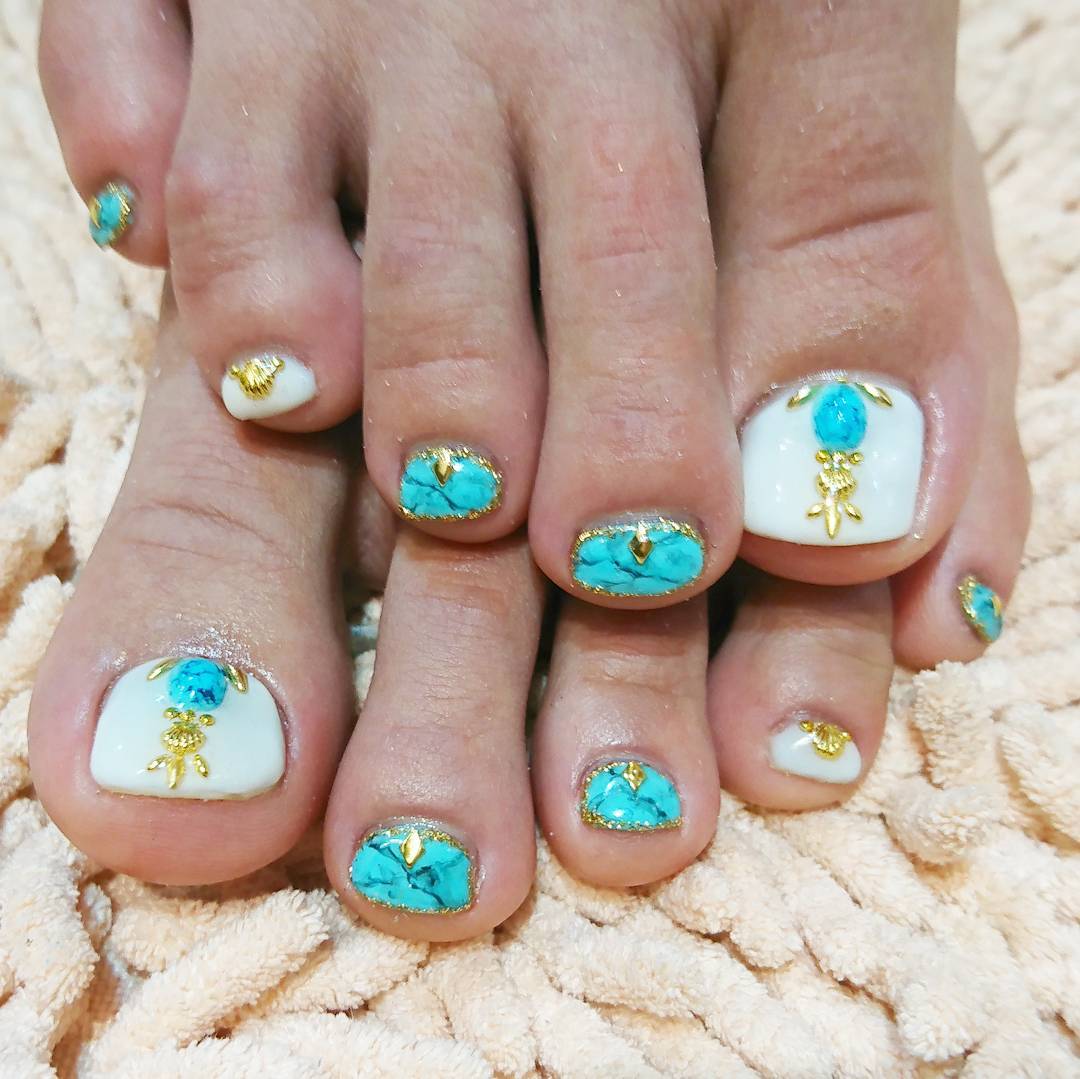 Яскравий літній педикюр 2020 року:модні тренди та новинки (102 фото) Яскравий літній педикюр 2020 року:модні тренди та новинки (102 фото)